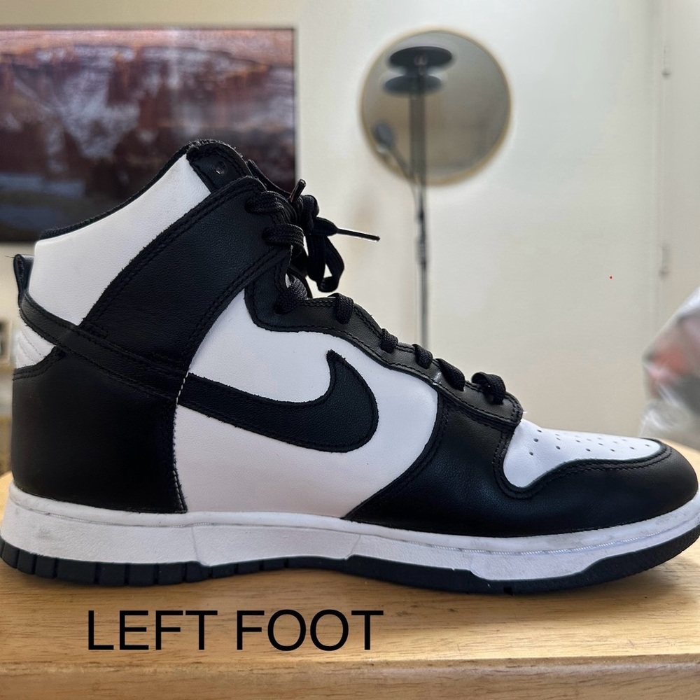 Nike Womens Black and White Sneakers - Picture 4 of 8